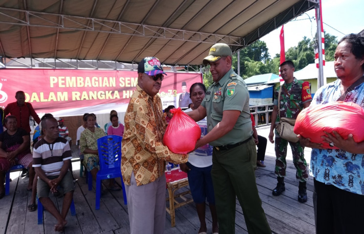 Panitia HUT Kemerdekaan Bagi Sembako Kepada Warga Kampung Tobati